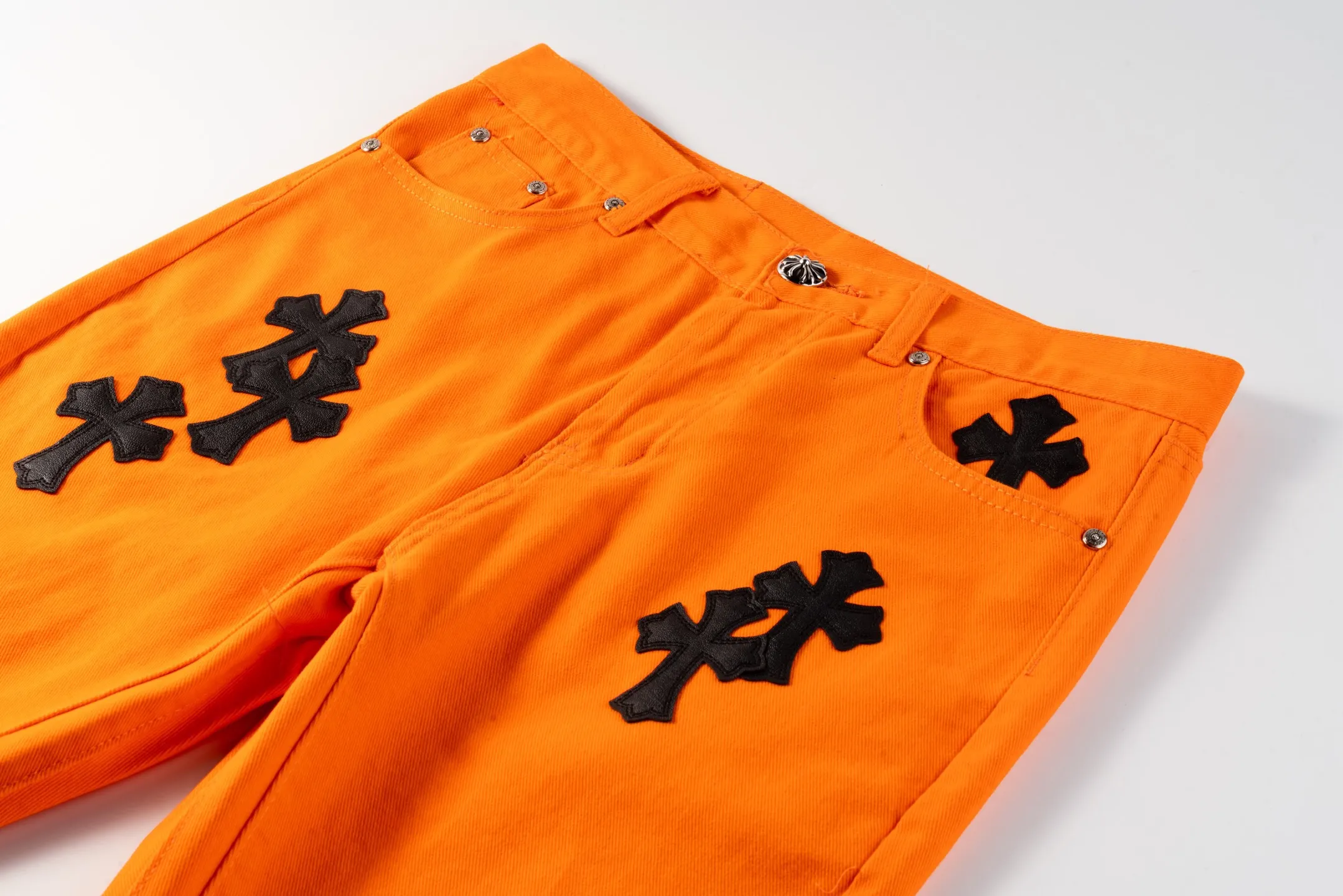 P240 Chrome Hearts/CH Chrome Hearts Virgil co-branded limited edition orange black leather cowboy bootcut jeans (orange) Chrome Hearts co-branded jeans are really amazing! 🔥 As a jeans lover, I am amazed by its workmanship and details! Same style for men and women, must-have Cow King Style No.: 1707# Color: Orange Size: 28 30 32 34 (S-XL)